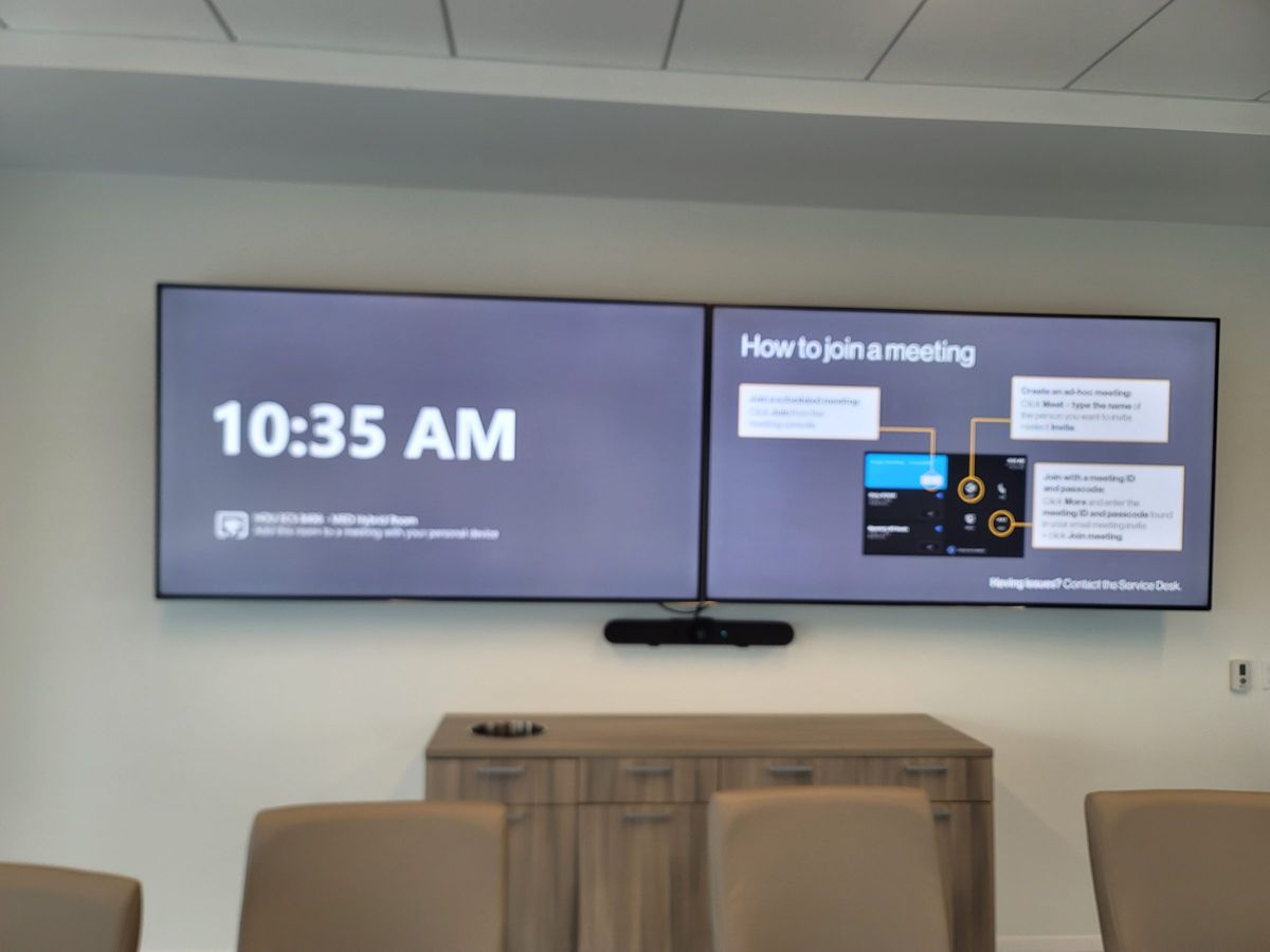 Meeting room with dual displays and a video bar