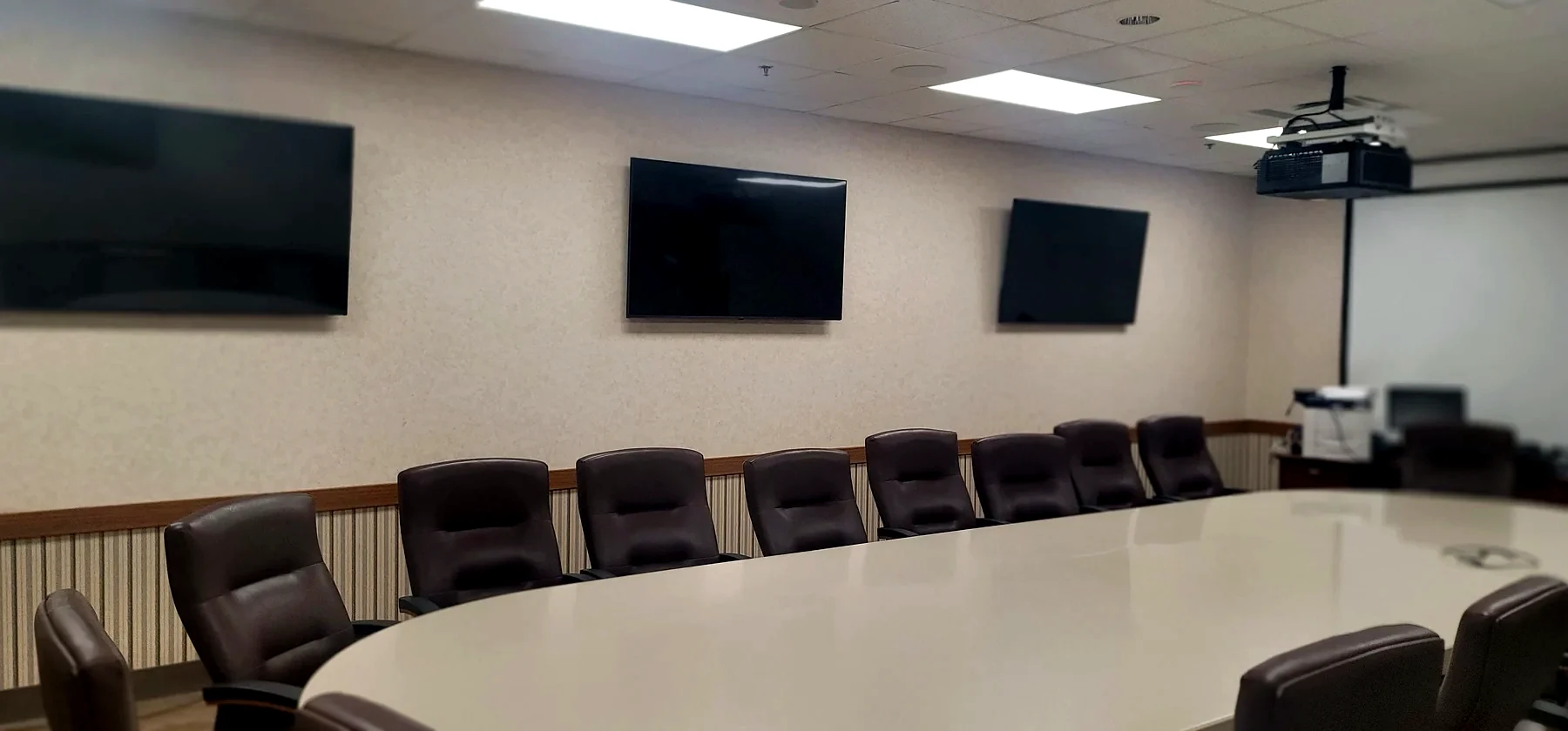 Houston boardroom AV with multiple displays and conference table